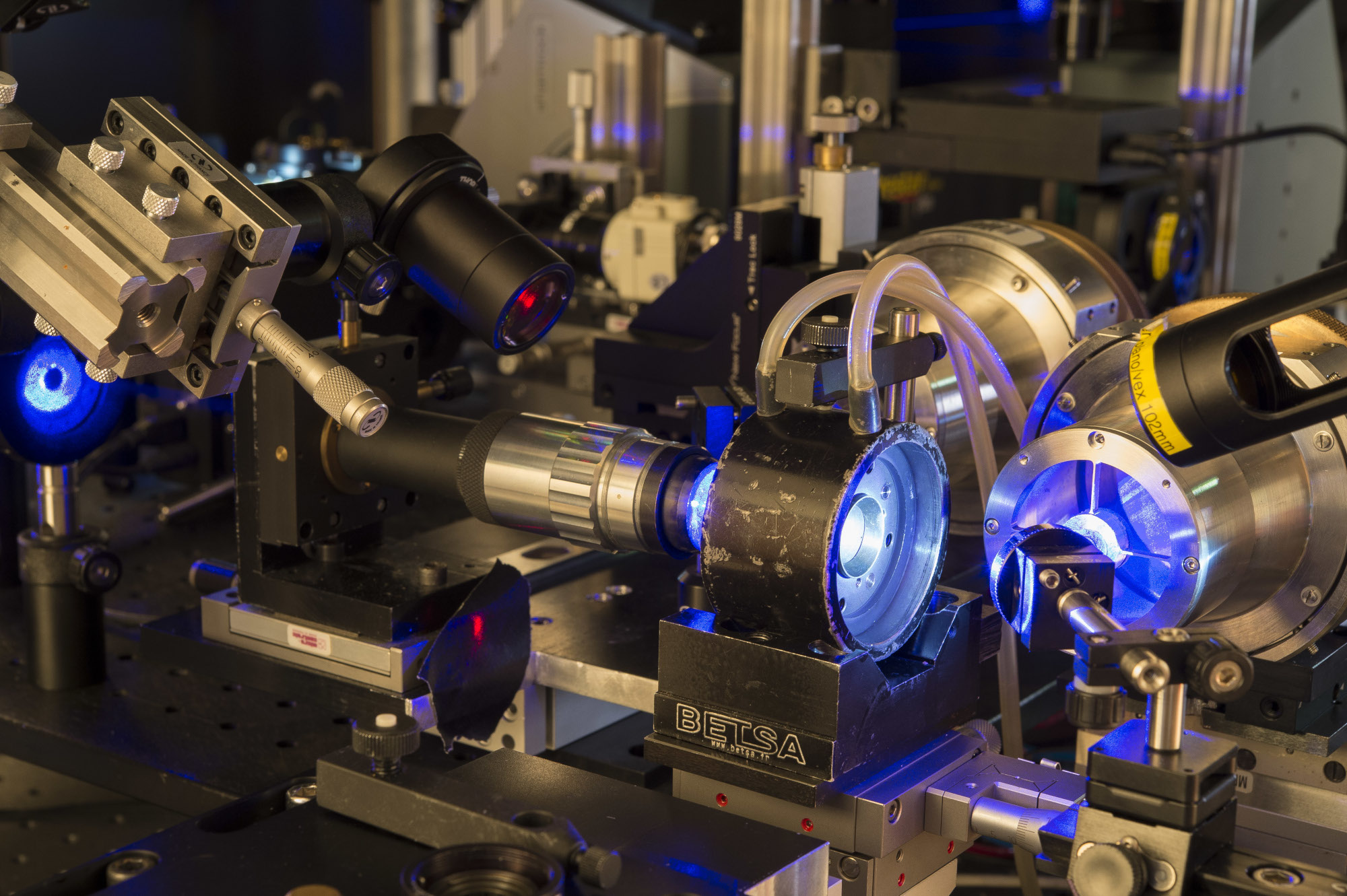 The double side infrared laser-heating setup installed in the laboratory is coupled with Raman spectroscopy