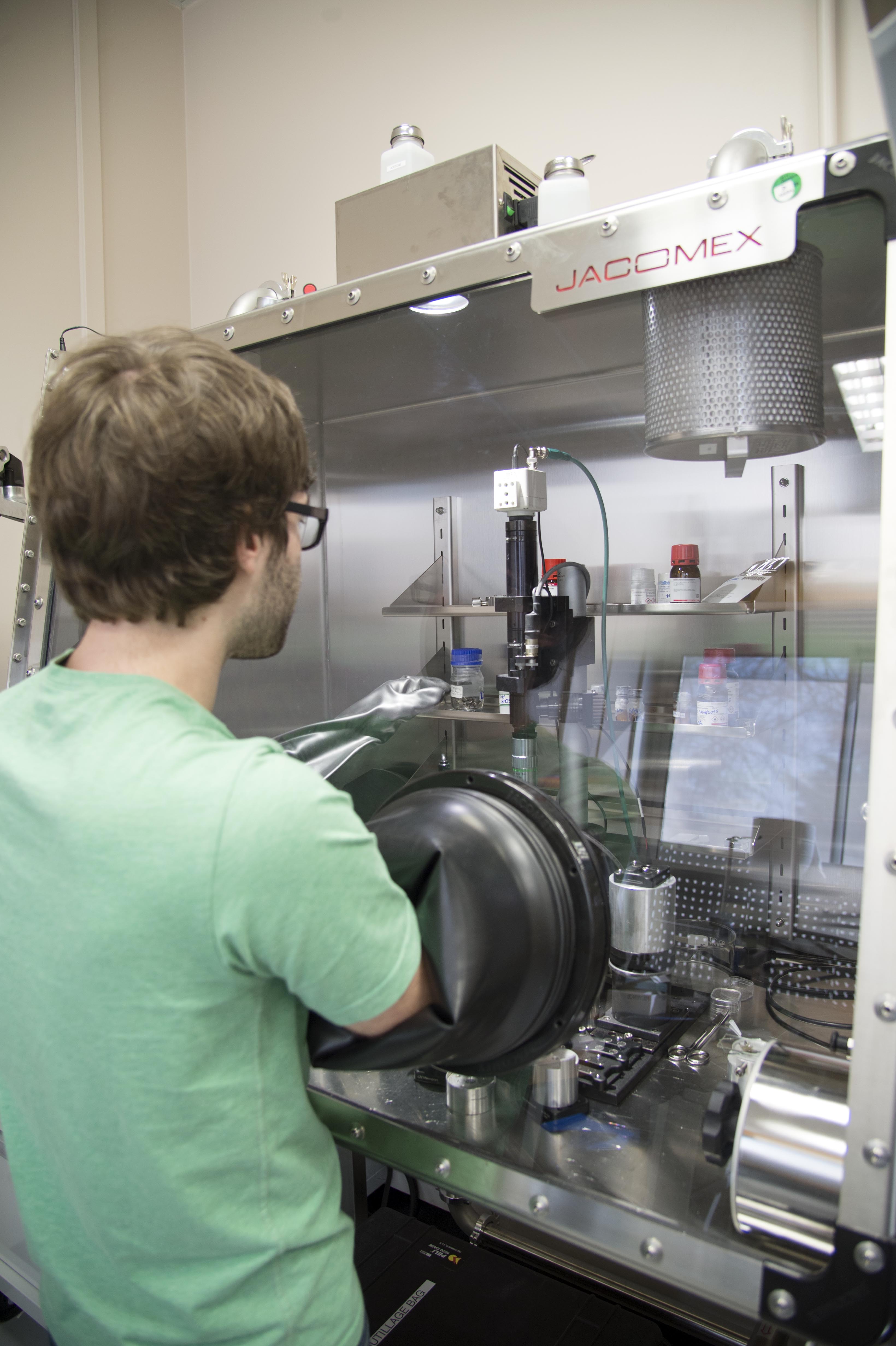 Glovebox to handle and load reactive samples in diamond anvil cells